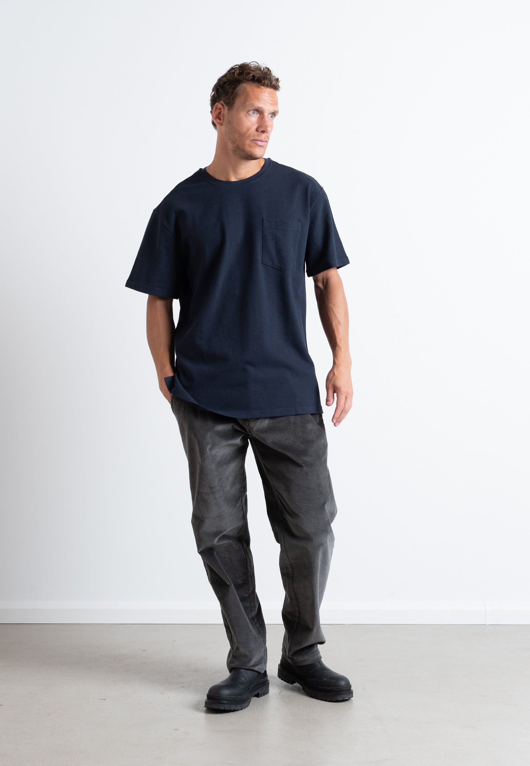 clean-cut-copenhagen-calton-t-shirt-herren-dunkelblau-brusttasche image 4