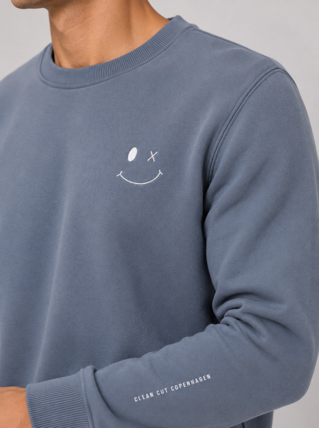 clean-cut-copenhagen-patrick-sweatshirt-grau-smiley-logo image 2