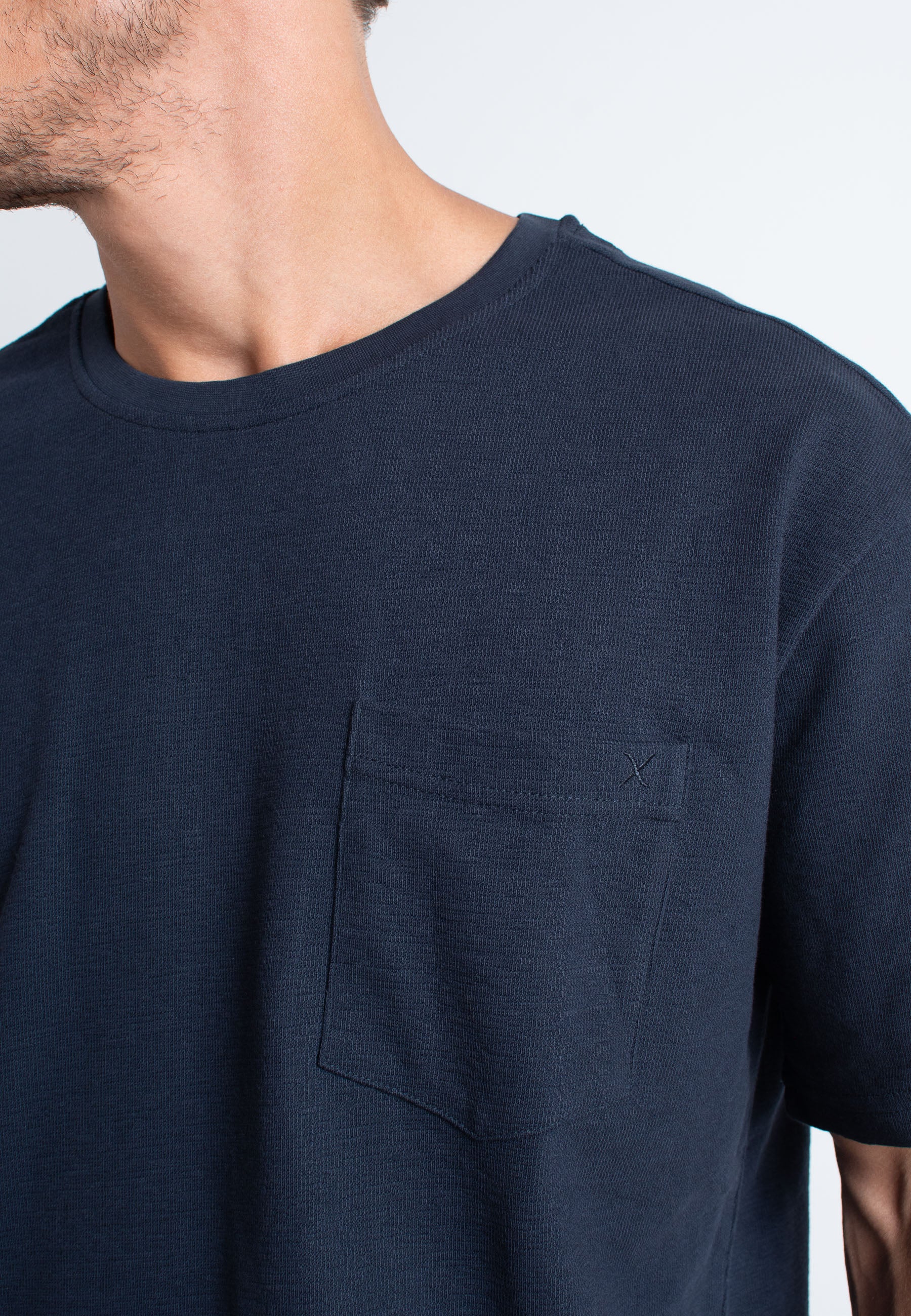 clean-cut-copenhagen-calton-t-shirt-herren-dunkelblau-brusttasche image 3