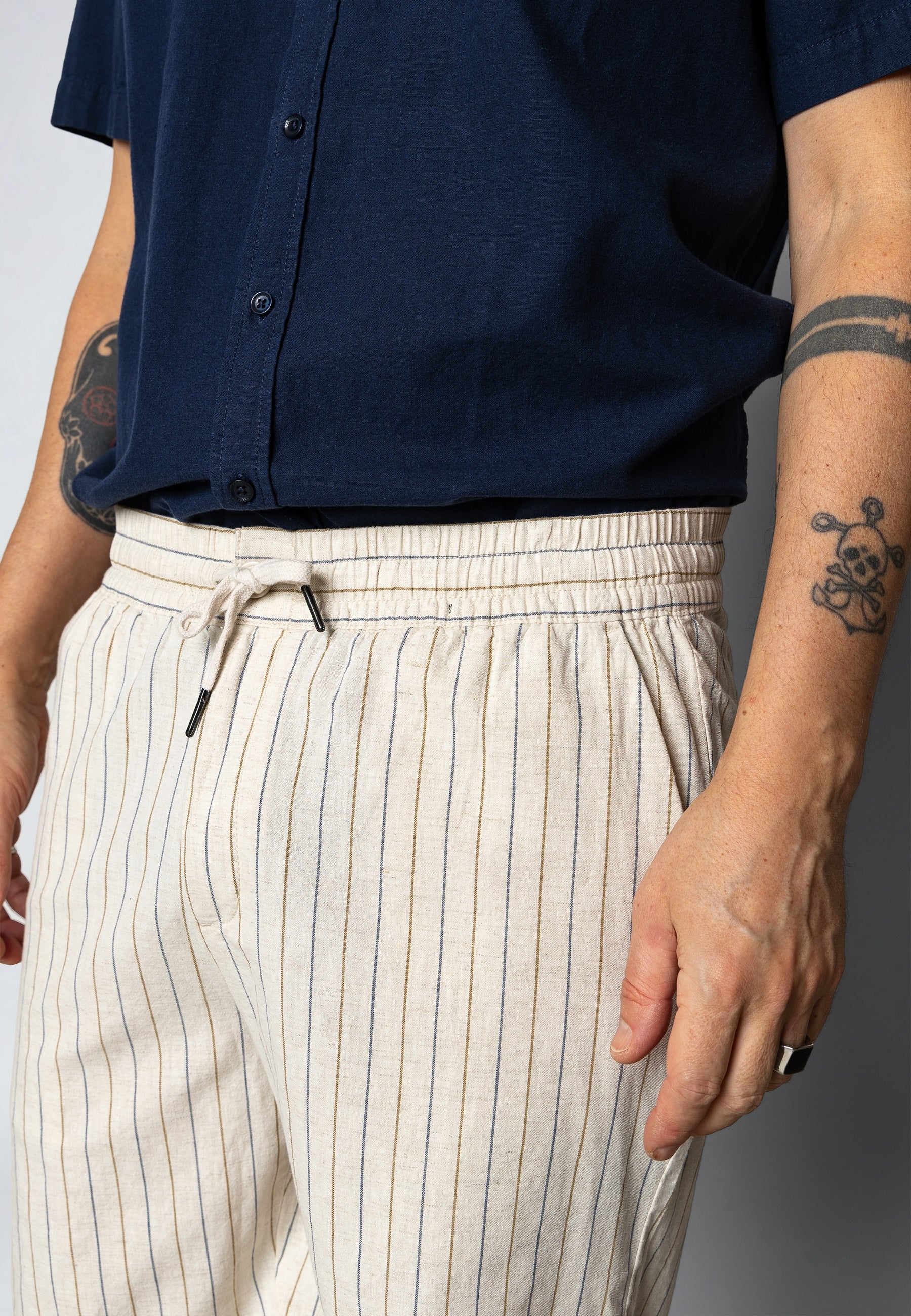 clean-cut-copenhagen-ran-leinen-shorts-hellbeige-gestreift-kordelzug image 3