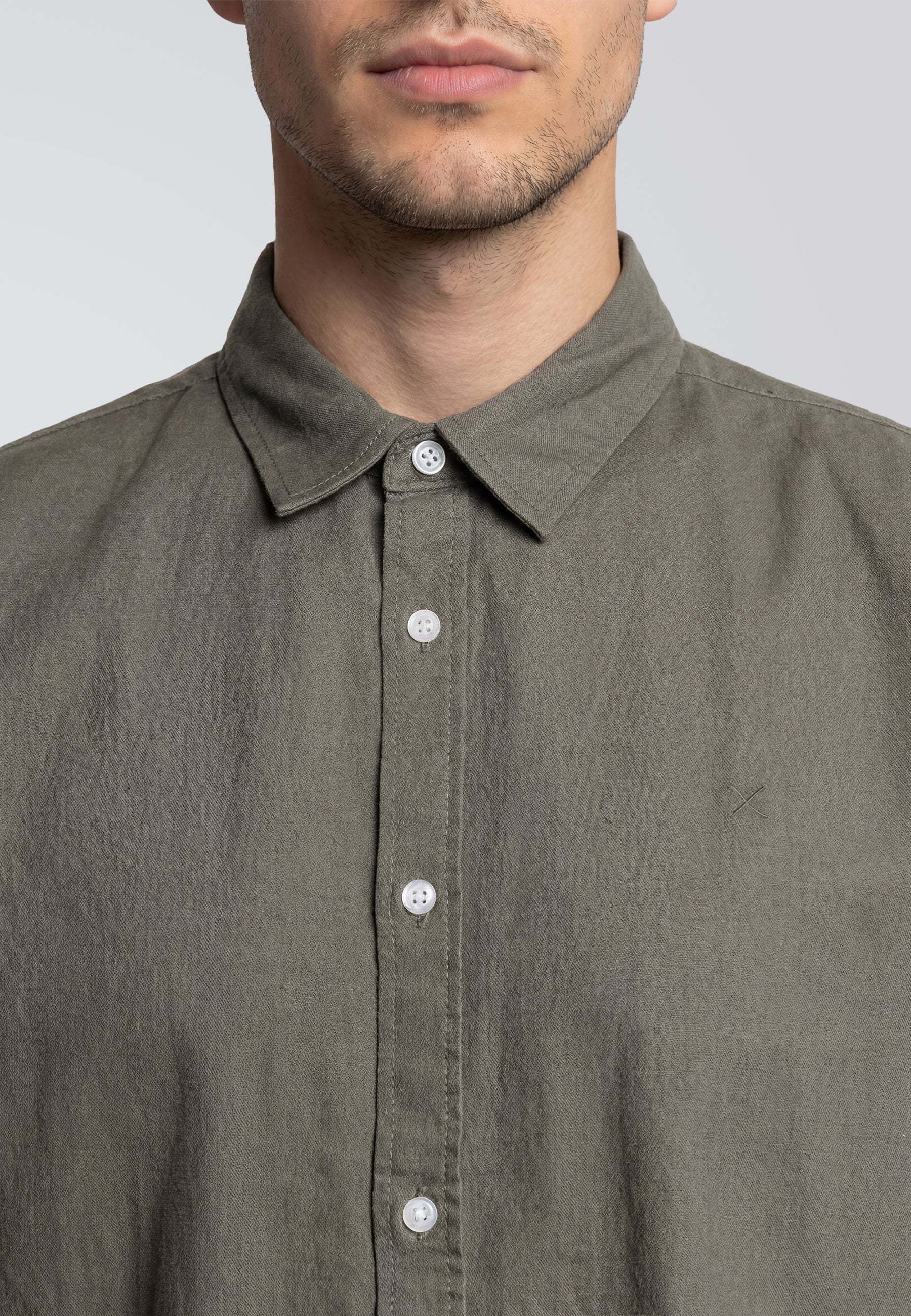 clean-cut-copenhagen-luca-hemd-army-herren-leinen-regular image 4