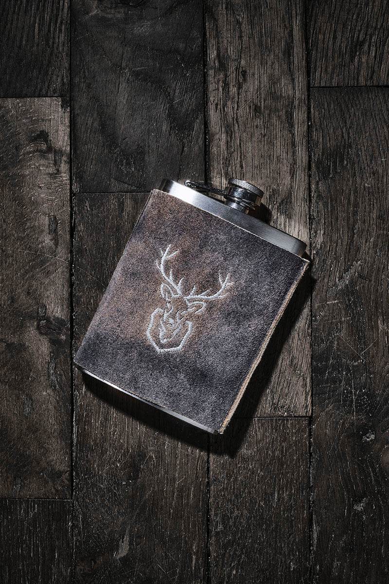 beckert-accessoires-flachmann-leder-marone-hirschstickerei image 1