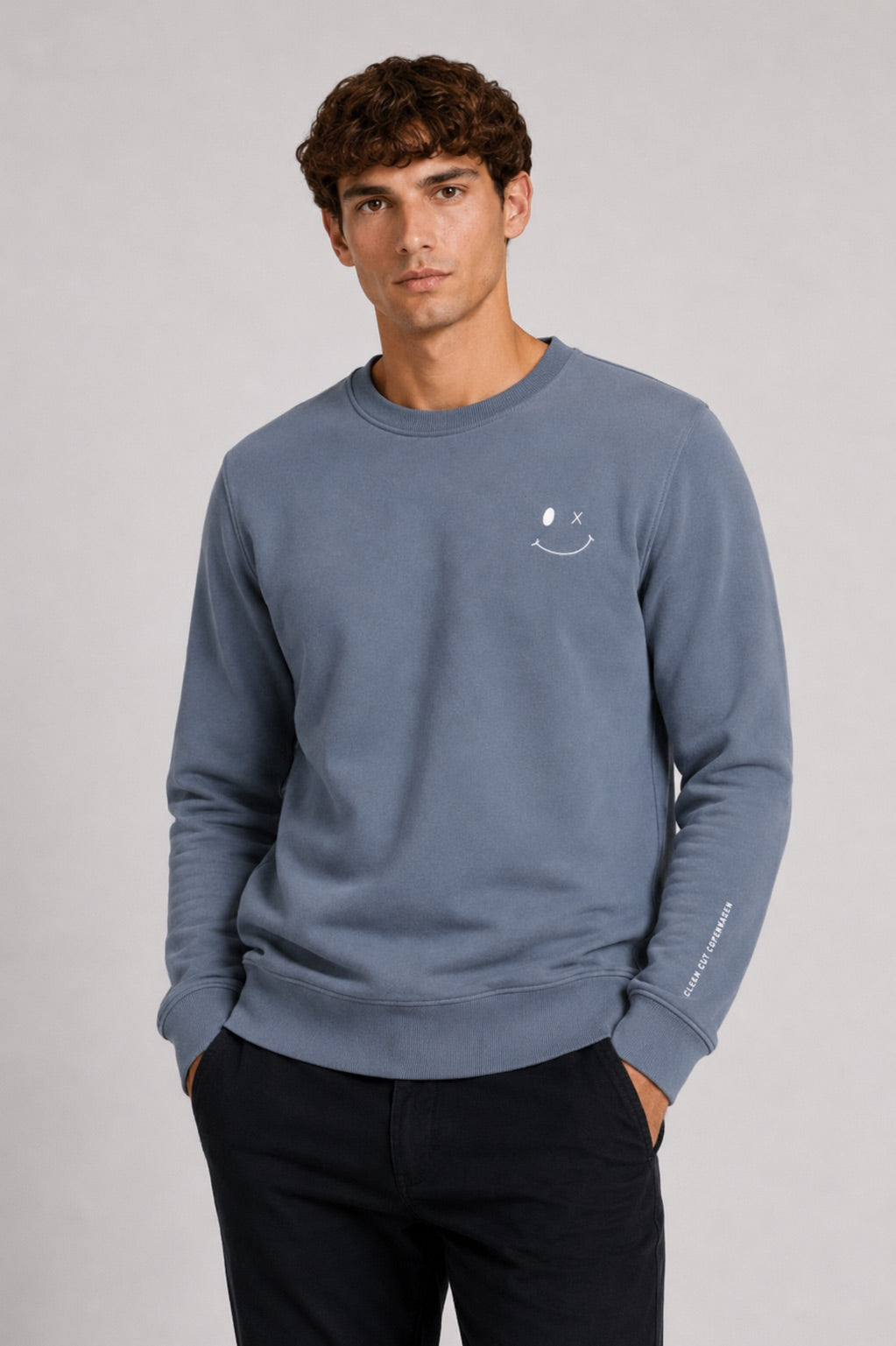 clean-cut-copenhagen-patrick-sweatshirt-grau-smiley-logo image 1