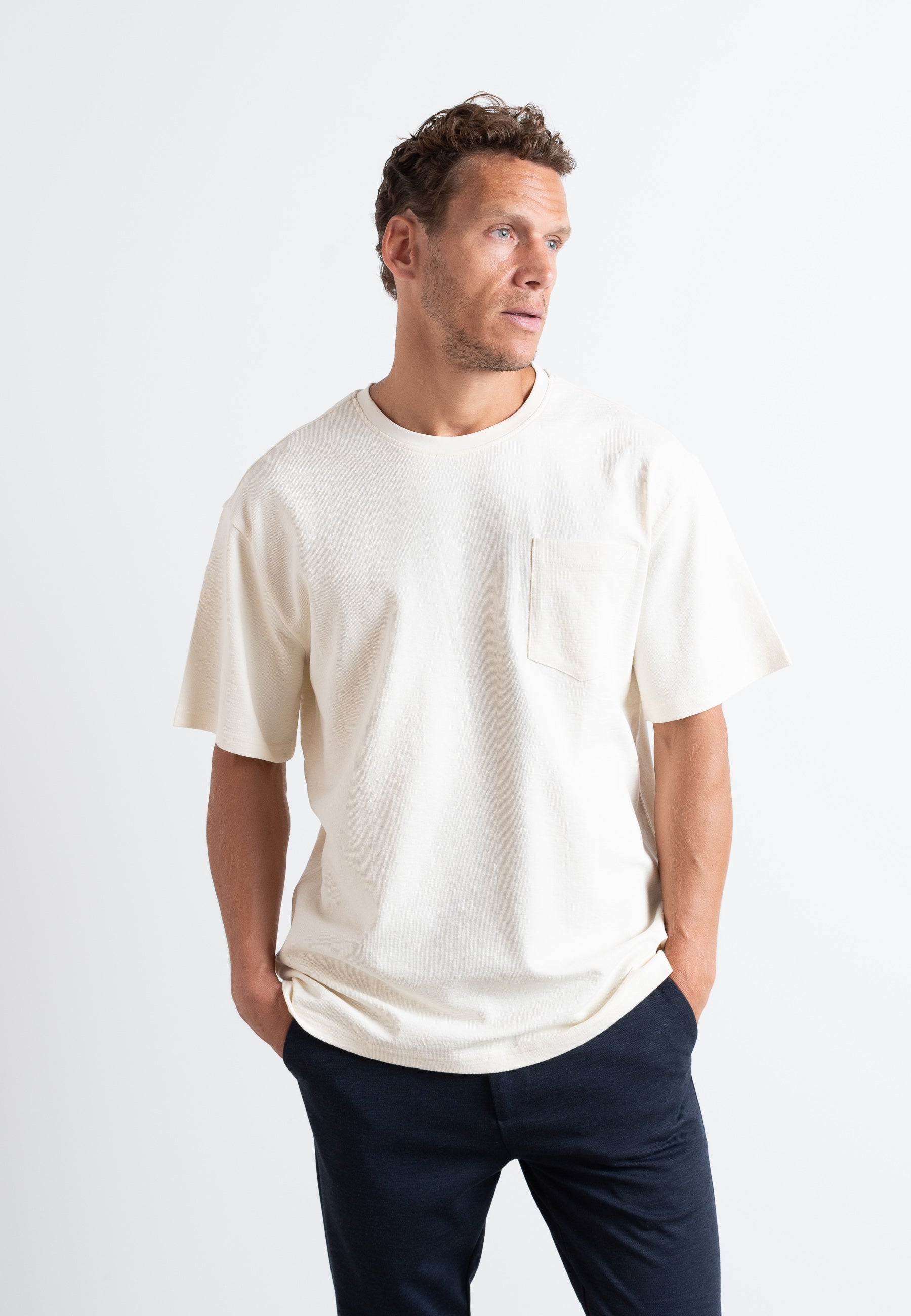 clean-cut-copenhagen-calton-t-shirt-ecru-brusttasche image 4