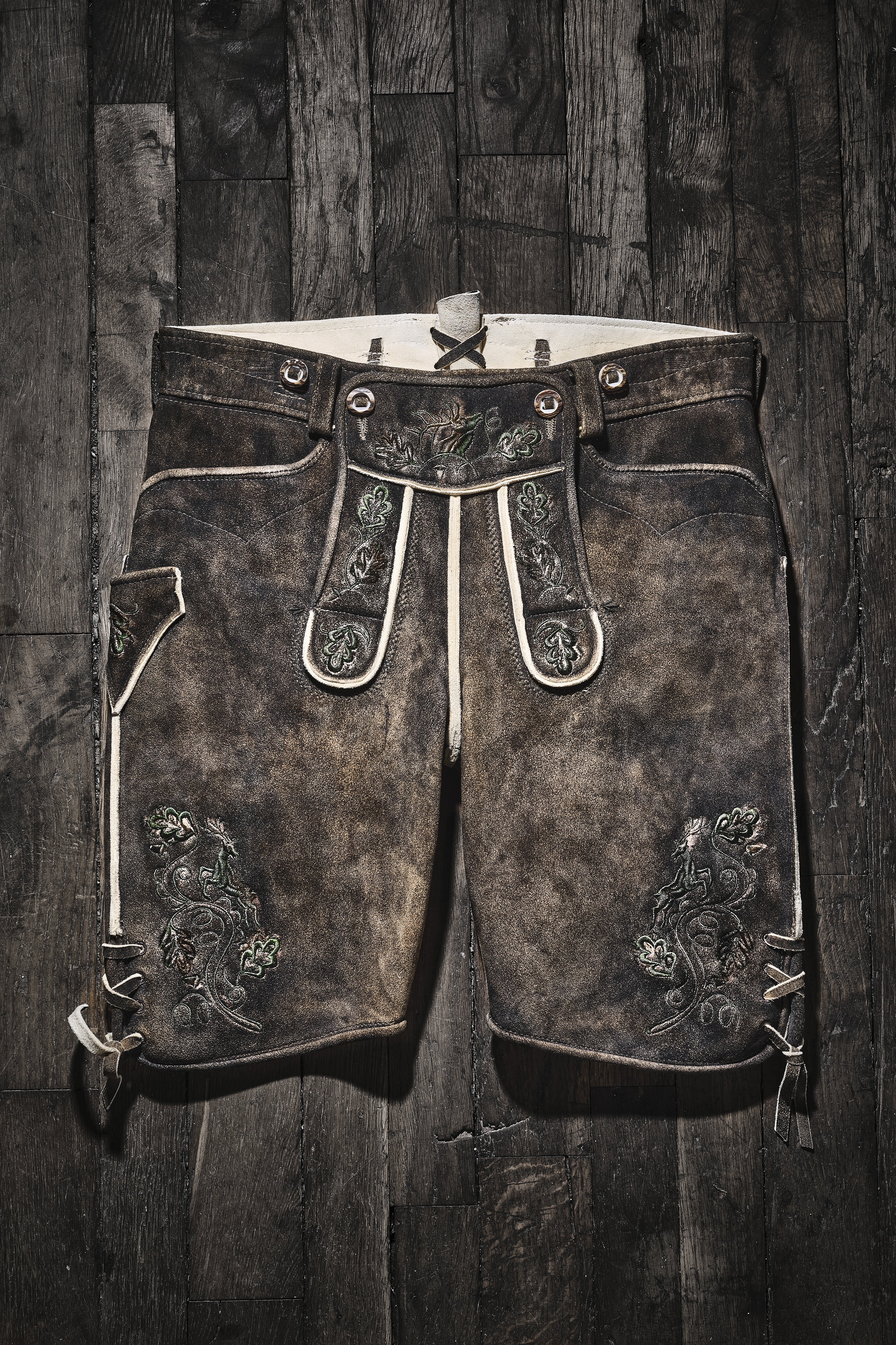 beckert-eiger-hirschlederhose-kurz-eibe-vintage-look image 1