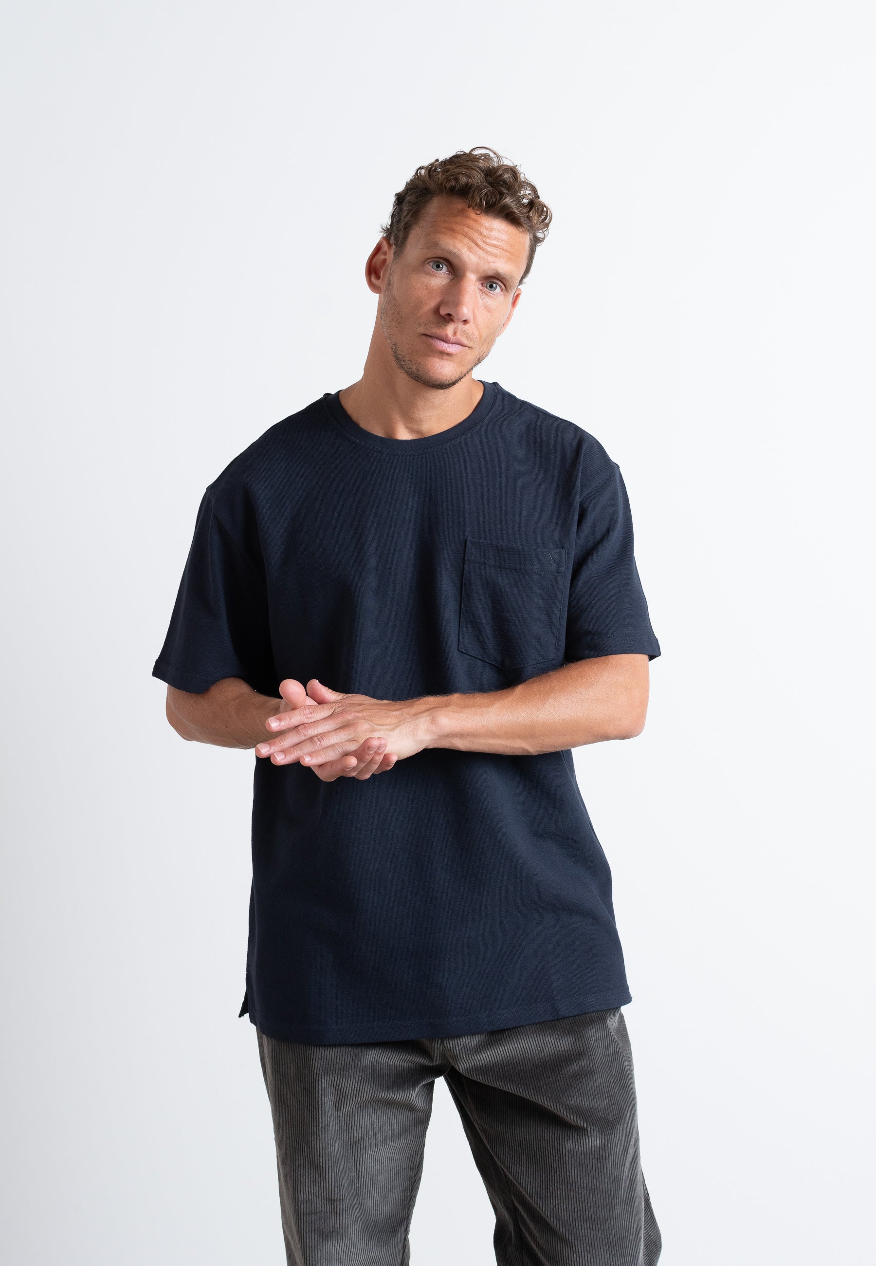 clean-cut-copenhagen-calton-t-shirt-herren-dunkelblau-brusttasche image 2