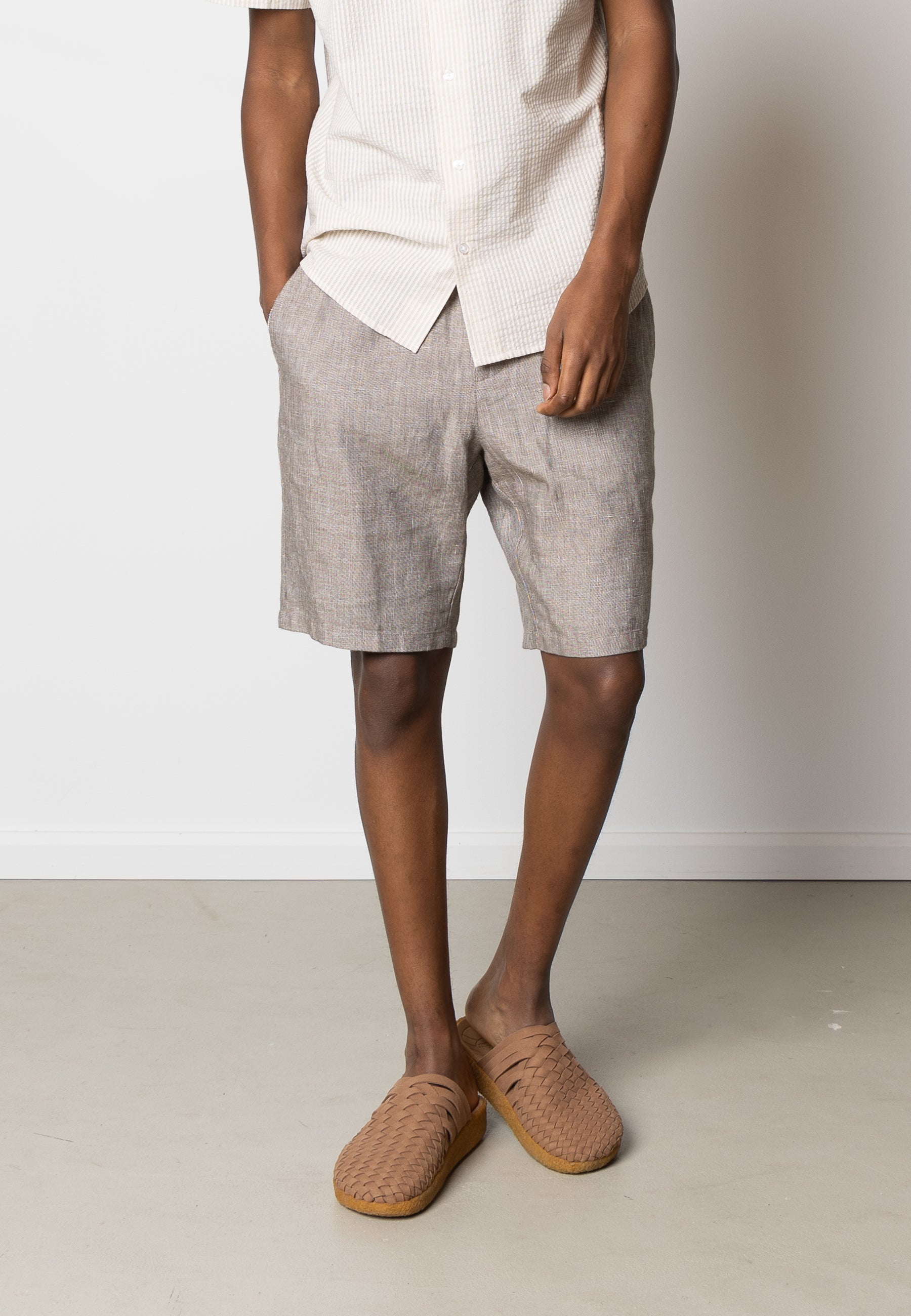 clean-cut-copenhagen-roman-leinen-shorts-herren-kordelzug image 1