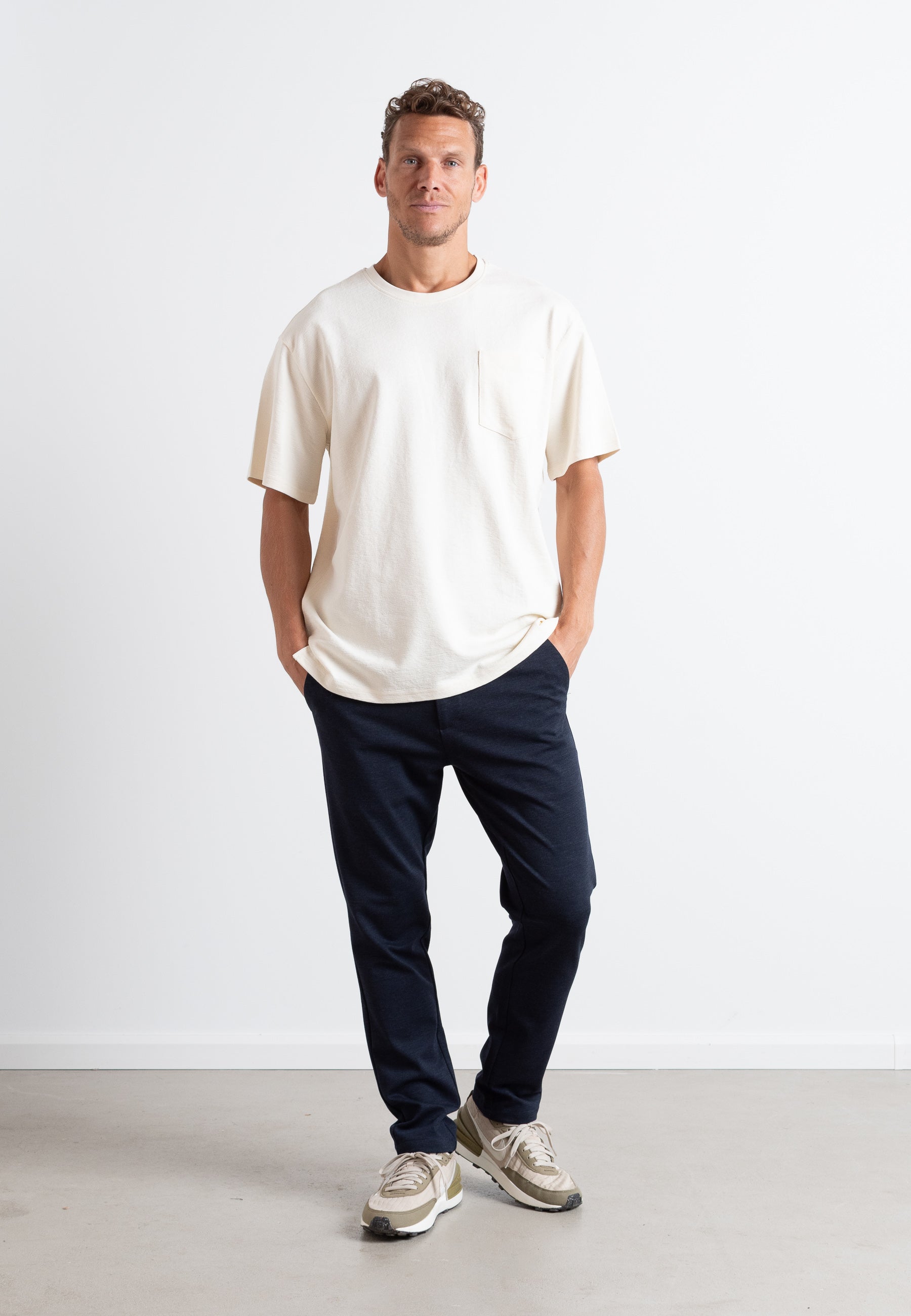 clean-cut-copenhagen-calton-t-shirt-ecru-brusttasche image 3