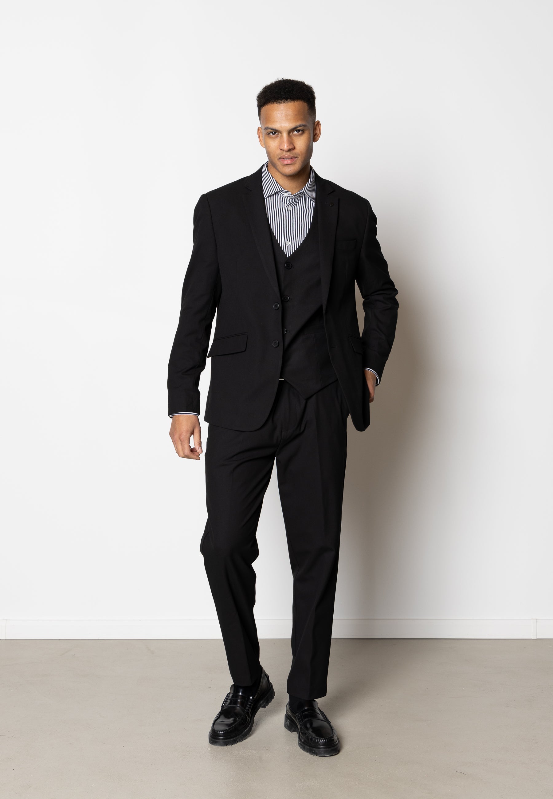 clean-cut-copenhagen-louis-xo-blazer-schwarz-wolle-stretch image 2