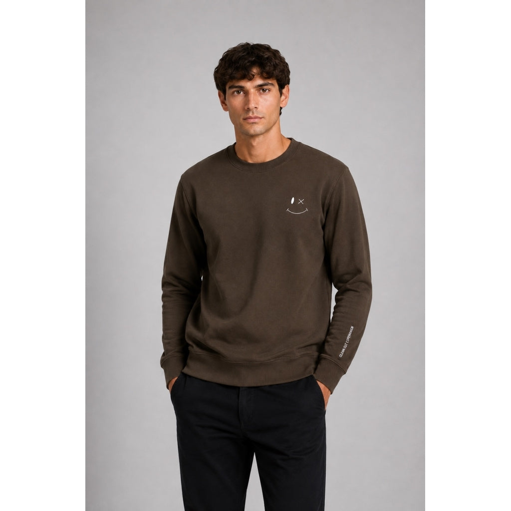 clean-cut-copenhagen-patrick-sweatshirt-dunkelbraun image 1