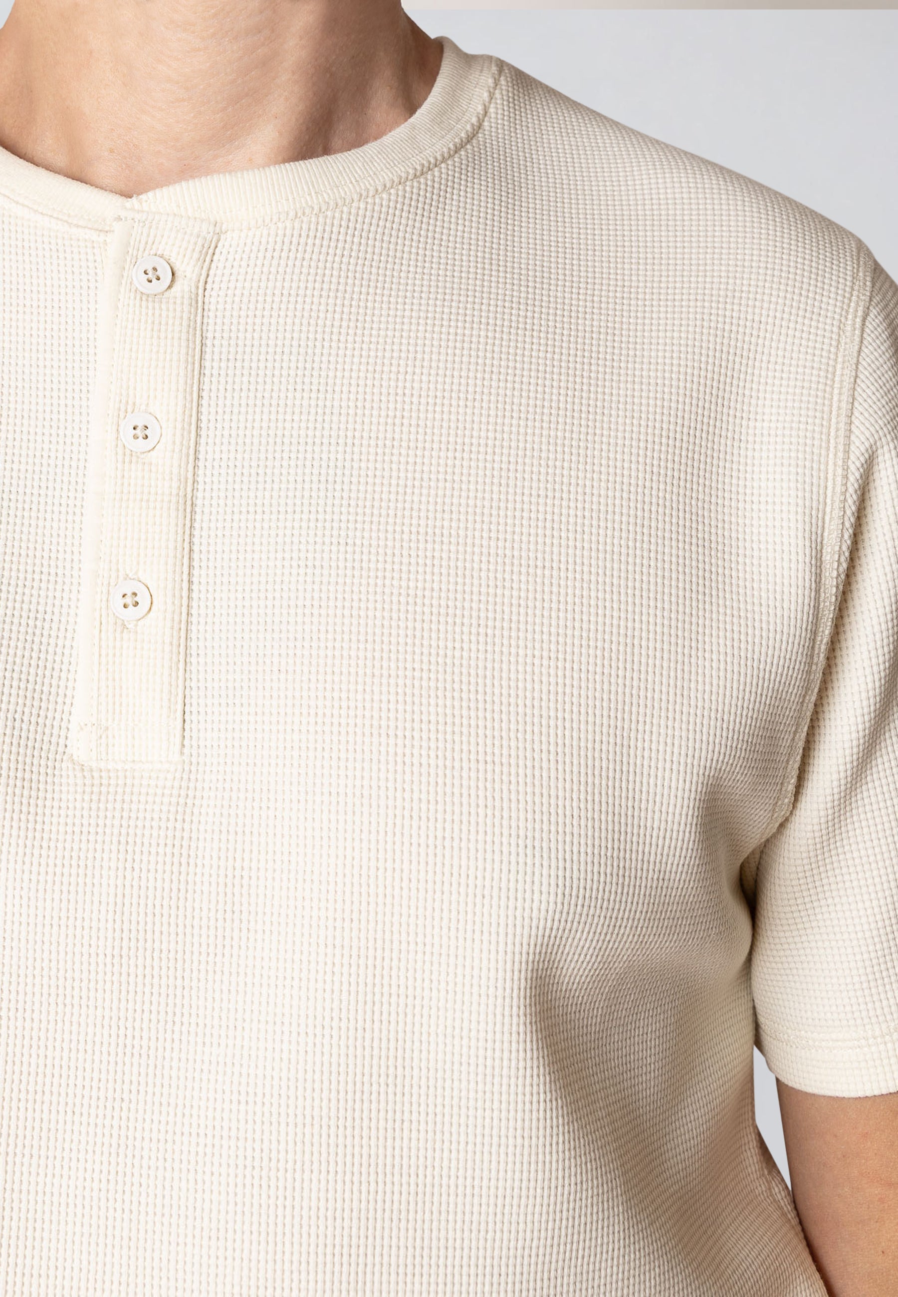 clean-cut-copenhagen-cal-t-shirt-herren-ecru-knopfleiste image 3