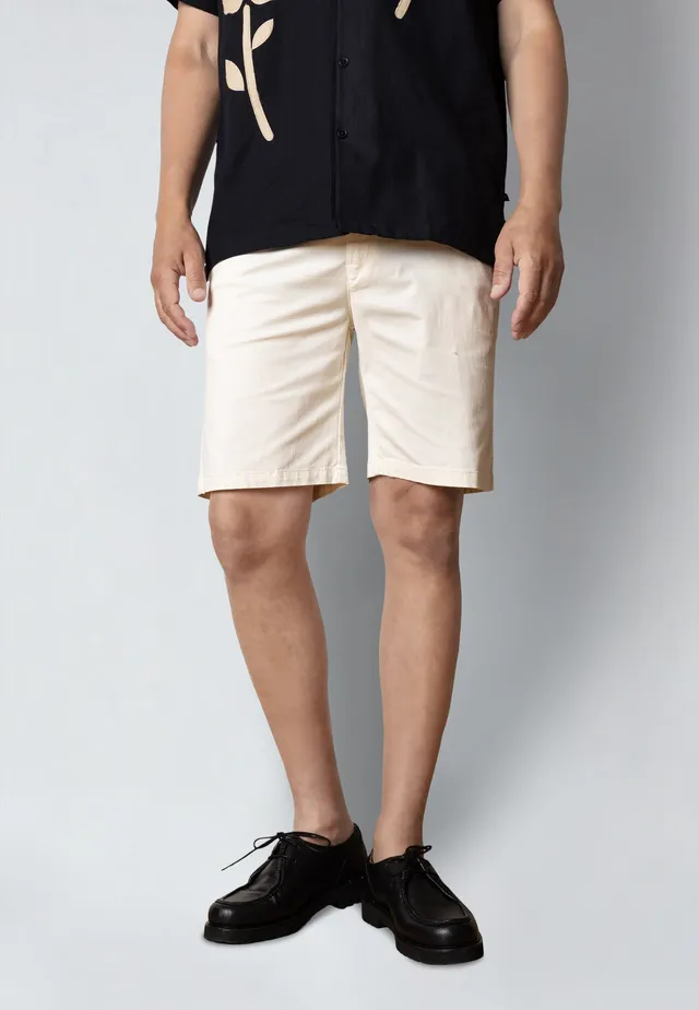 clean-cut-copenhagen-milano-twill-chino-shorts-ecru-stretch image 1